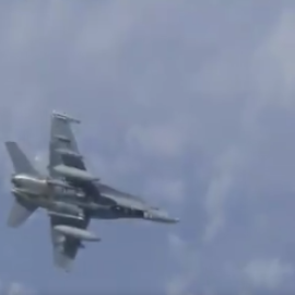 El F-18 elude a los cazas en una captura del vídeo difundido por el Ministerio de Defensa ruso. Vídeo: Suptnik Insight.