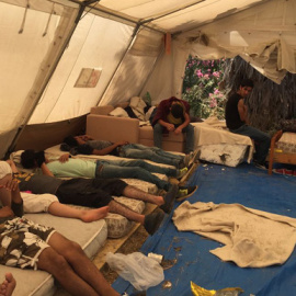 Niños y adultos en tiendas de campaña en la isla griega de Cos. / HRW