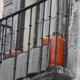 Una bombona de gas butano en el balcón de una vivienda de Madrid. E.P.