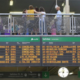 Paneles informativos de la estación de Atocha que anuncian las cancelaciones de algunos trenes con motivo de la huelga de maquinistas de Renfe que ha transcurrido sin incidencias aunque con retrasos y trenes de Cercanías más llenos de lo ha