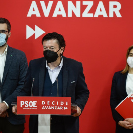 (I-d) El diputado del PSOE en la región Francisco Lucas; el portavoz de Ciudadanos en la Asamblea de Murcia, Juan José Molina, y la diputada socialista María del Carmen Fernández, durante una rueda de prensa tras una reunión entre los dos p
