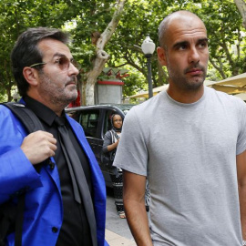 Guardiola conversa con Xavier Sala i Martí, exdirectivo del Barça con Laporta. EFE/ Susanna Sáez