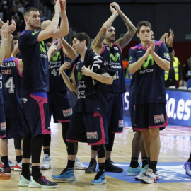 Los jugadores del Estudiantes aplauden a su afición esta temporada.