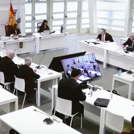 Vista general del juicio por el accidente del Alvia visto desde la pantalla por la que los medios de comunicación lo observan, en la Cidade de la Cultura de Santiago de Compostela, a 6 de octubre de 2022.