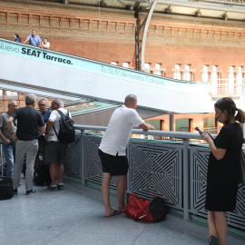 Varios pasajeros con sus maletas y en las escaleras mecánicas esperan en la estación de tren Puerta de Atocha de Madrid durante la primera de las cuatro jornadas de paros parciales de Renfe, el pasado 31 de julio. / Marta Fernández