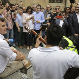 El presidente de Ciudadanos, Albert Rivera, durante un acto de campaña celebrado en Salamanca, donde ha estado acompañado por el cabeza de lista de esta formación en esta provincia, Pablo Yáñez. EFE/J.M. García