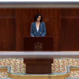 La candidata del PP a la Presidencia de la Comunidad de Madrid, Isabel Díaz Ayuso, durante su discurso de la primera sesión del pleno de investidura en el que expone su programa de gobierno en coalición con Cs sin límite de tiempo, mientras