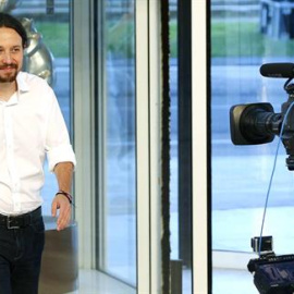 El candidato por Unidos Podemos a la presidencia del Gobierno, Pablo Iglesias (2i), acompañado por el periodista Manuel Campo Vidal, a su llegada al Palacio Municipal de Congresos de Madrid, donde participa en el debate a cuatro de la campa