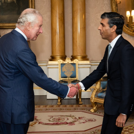 El primer ministro británico, Rishi Sunak, junto al rey Carlos III, en su toma de posesión en Londres, a 25 de octubre de 2022.