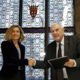La ministra de Política Territorial, Meritxell Batet, y el conseller de Acción Exterior, Ernest Maragall, tras firmar el acuerdo para que el gobierno desista de los recursos de inconstitucionalidad de la ley de emergencia en el ámbito de la