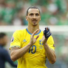Zlatan Ibrahimovic aplaude al finalizar el partido entre Suecia e Irlanda. /REUTERS