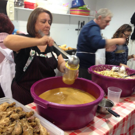 Una de las comidas que reparte la Asociación Corazones Malagueños a gente que se encuentra en exclusión social / PUBLICO