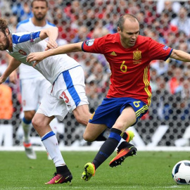 Iniesta se marcha de Plasil en el partido de ayer. /EFE