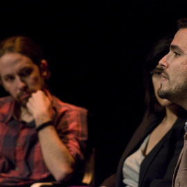 Alberto Garzón (der) y Pablo Iglesias (izq) durant una debate sobre democracia el pasado año.- JAIRO VARGAS