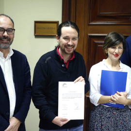 El líder de Podemos, Pablo Iglesias, con los diputados Alberto Montero, Yolanda Díaz y Alberto Rodríguez, presenta en el Congreso una proposición de ley en la que plantea que las pensiones se revaloricen a inicios de año con el IPC previsto