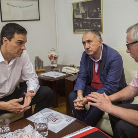 El secretario general del PSOE, Pedro Sánchez (i), durante la reunión que ha mantenido con los secretarios generales de UGT y CCOO, Pepe Álvarez (c) e Ignacio Fernández Toxo (d), hoy en Madrid. EFE/Emilio Naranjo