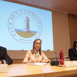 La Presidenta del Congreso de los Diputados Ana Pastor (c), el presidente del club de la Constitución Carlos Jesus Ruiz (i), y Luis Alberto martinez(d) decano del colegio de arquitectos de Granada, en la conferencia titulada “La Constitució