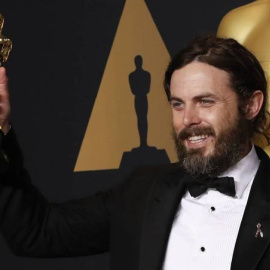 Casey Affleck, con el Óscar que ganó el año pasado. REUTERS