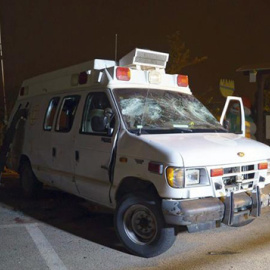 Ambulancia militar atacada por manifestantes drusos en Neve Ativ. / EFE