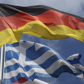 Las banderas alemana y griega ondea en el Consejo de Europa, en Estrasburgo. / EFE