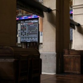 Panel informativo que muestra el principal selectivo de la Bolsa española, el IBEX 35, que no logra frenar las caídas cosechadas en las sesiones previas. EFE/Juan Carlos Hidalgo