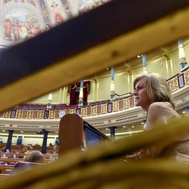 La ex secretaria general del PP María Dolores de Cospedal (c) sentada este martes, en su escaño del Congreso. EFE/ Fernando Villar