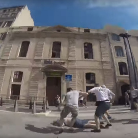 Captura del vídeo colgado en Youtube que refleja los golpes de varios ultras rusos a un inglés.