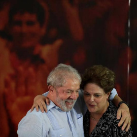 El ex presidente brasileño Luiz Inácio Lula da Silva abraza a la también exmandataria Dilma Rousseff este pasado jueves. | FERNANDO BIZERRA (EFE)