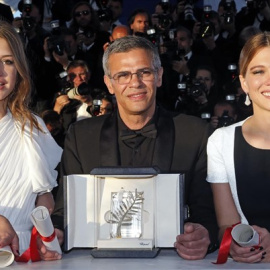 El director de cine Abdellatif Kechiche con las dos protagonistas de  'La vida de Adele' - Europa Press