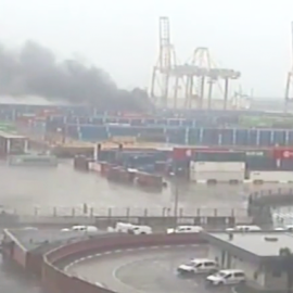 Un incendio en el Puerto de Barcelona obliga a desalojar la zona.