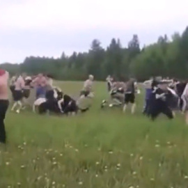 Momento en el que se enfrentan dos grupos de hooligans rusos en un entrenamiento.