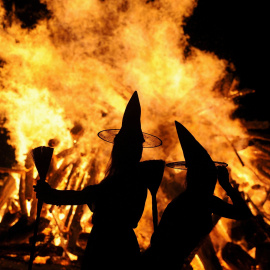 La fiesta de San Juan tiene lugar el día 24 de junio, pero en España la noche de las hogueras se encienden tanto la noche del 23 al 24 como en la del 24 al 25. Anoche, en diferentes ciudades del país como Valencia, Mallorca, A Coruña y Barc