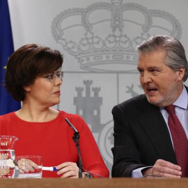 La vicepresidenta del Govern central, Soraya Sáenz de Santamaría, i el ministre portaveu, Íñigo Méndez de Vigo, en la roda de premsa posterior al Consell de Ministres d'aquest divendres. / EFE
