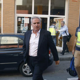 El presidente de la Federación Española de Taekwondo, Jesús Castellanos, con agentes de la UDEF tras el registro de la sede. EFE/MORELL