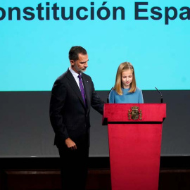 La princesa Leonor pronuncia sus primeras palabras en público bajo la supervisión de su padre, Felipe VI. (JUAN MEDINA | REUTERS)