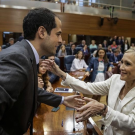 La candidata del PP, Cristina Cifuentes, saluda al candidato de Ciudadanos, Ignacio Aguado, al inicio de segunda y decisiva jornada del pleno de investidura de Cifuentes como presidenta de la Comunidad de Madrid. /EFE