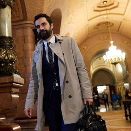 El president del Parlament, Roger Torrent, als passadissos de la cambra aquest divendres. / EFE