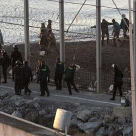Valla fronteriza que separa España de Marruecos en la playa del Tarajal. / EFE