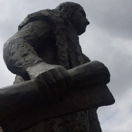 La estatua de Cristóbal Colón fue retirada del parque Grand de Los Ángeles en noviembre de 2018 ante el júbilo de un centenar de asistentes. / AITANA VARGAS