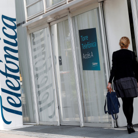 Una mujer entra en la sede de Telefónica en Barcelona. REUTERS/Albert Gea