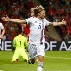 Bjarnason celebra su gol a Portugal en la Eurocopa. REUTERS/Kai Pfaffenbach