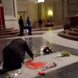 Instante en el que el visitante tiene a bien pintar la tumba