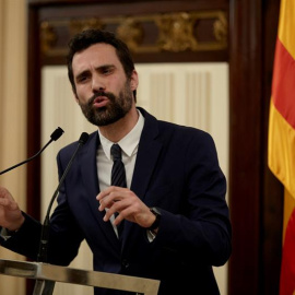 El presidente del Parlament, Roger Torrent (ERC), durante su comparecencia en la que ha anunciado hoy que los servicios jurídicos ya están estudiando una respuesta a la impugnación del Gobierno, al que ha exigido "respeto", y ha subrayado q