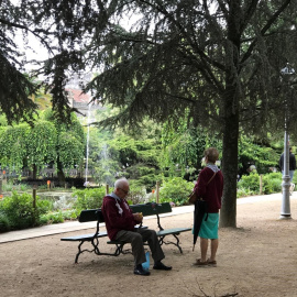 Dos pensionistas en un parque de El Ferrol. E.P.