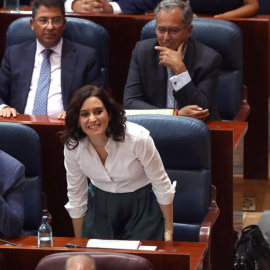 Isabel Díaz Ayuso pronuncia su voto favorable en la sesión de investidura de la Comunidad de Madrid. Ha resolutado elegida con el apoyo de PP, Ciudadanos y Vox. EFE/ Kiko Huesca