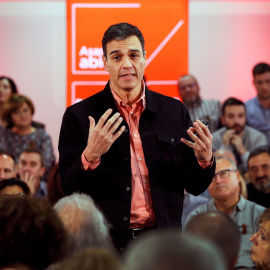 El secretario general del PSOE, Pedro Sánchez, durante su intervención en una asamblea abierta a militantes y simpatizantes en Elche. EFE