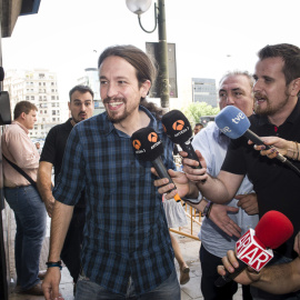 El secretario general de Podemos, Pablo Iglesias,contesta a las preguntas de los periodistas a su llegada a la sede del partido. EFE/Luca Piergiovanni