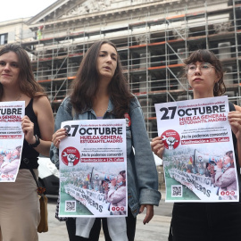 Tres mujeres del Sindicato de Estudiantes posan con un cartel que anuncia la huelga general estudiantil, frente al Congreso de los Diputados, a 13 de septiembre de 2022, en Madrid (España).
