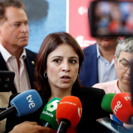 La vicesecretaria general del PSOE, Adriana Lastra, atiende a los medios durante la visita que realizó este miércoles a la Feria Internacional de Muestras de Asturias. EFE