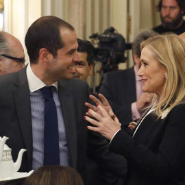 Cristina Cifuentes, conversa con el portavoz de C's en la Comunidad de Madrid, Ignacio Aguado, durante el desayuno informativo de Albert Rivera. EFE/Paco Campos